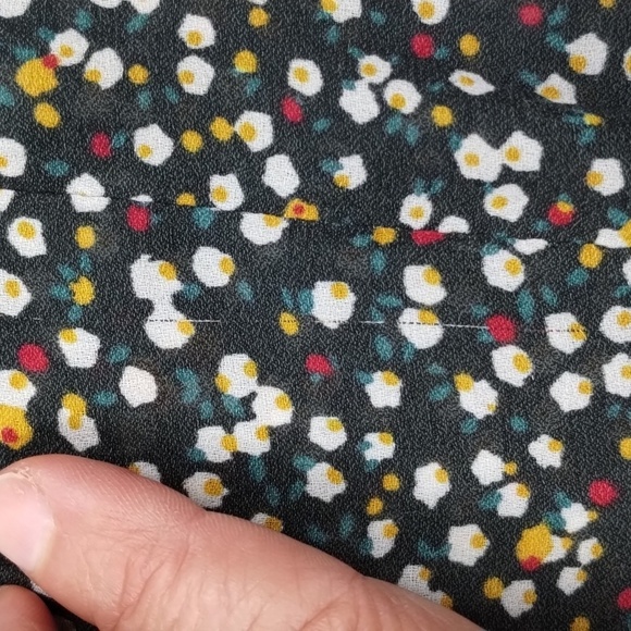 LOFT grey floral long sleeve printed blouse size medium ruffle 1/2 button - Picture 8 of 9